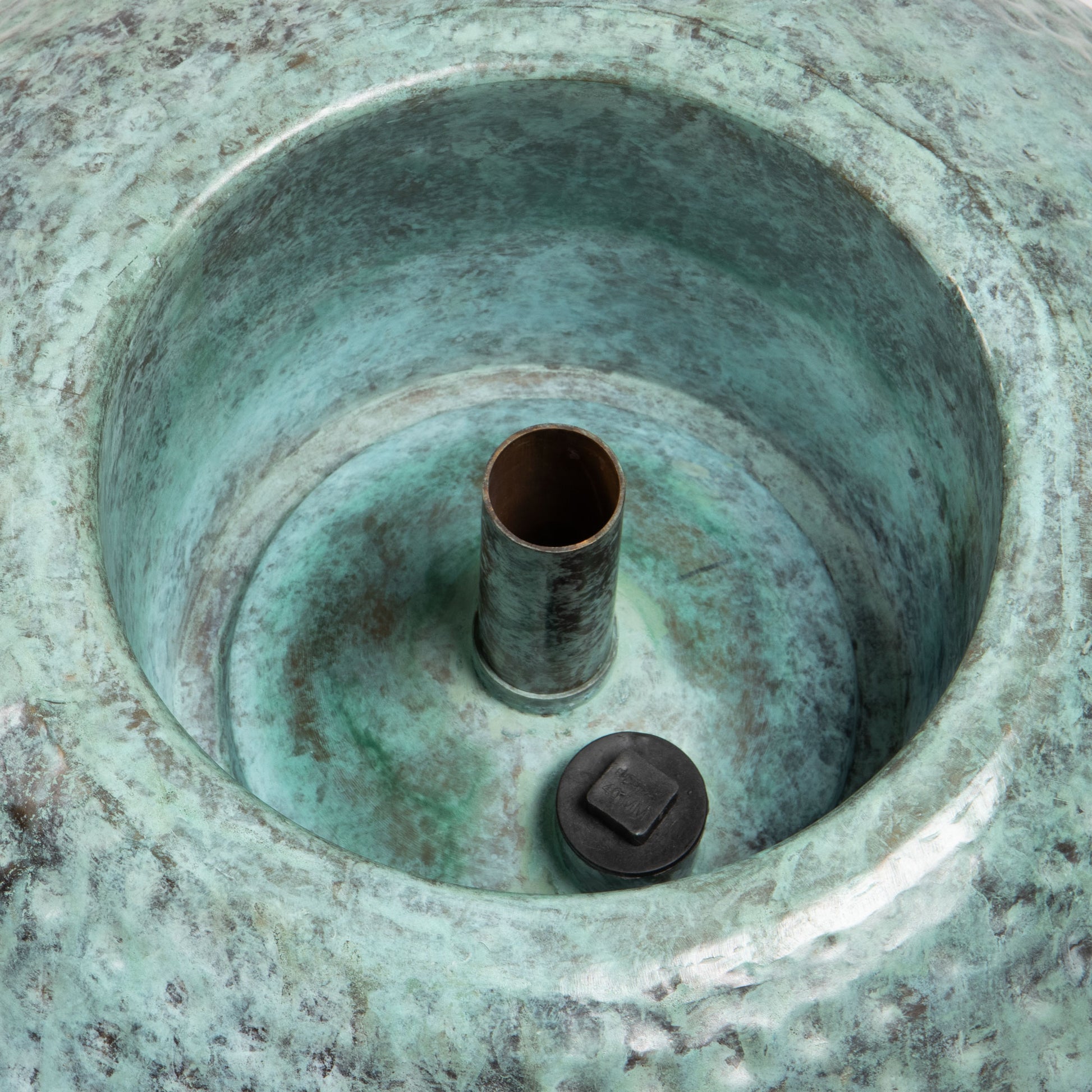 Atlantic-Oase Brass Spheres Verde Brass outlet detail